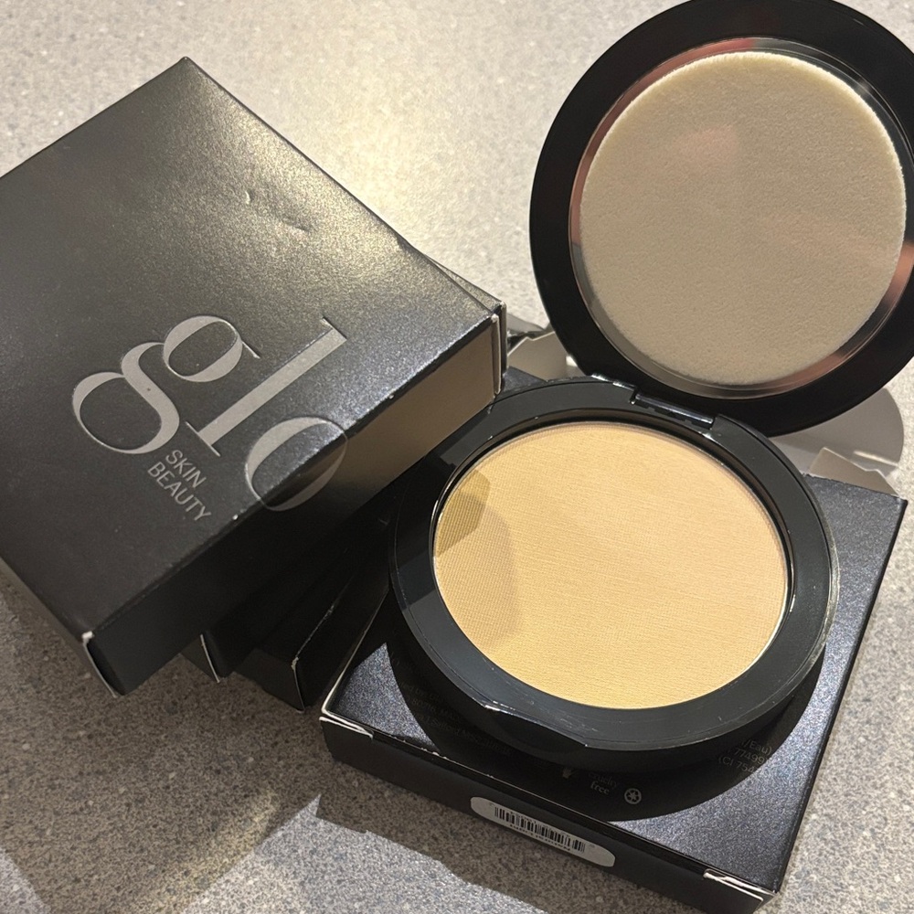 Glo Skin Beauty Setting Powder - pressed base- Natural Light